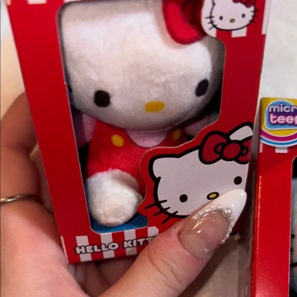 Hello Kitty Micro Teenies Plush Toy Set - Red and Blue - Picture 2 of 4
